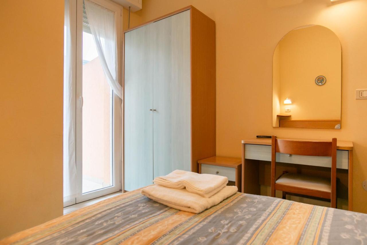 Hotel Valparaiso Rimini Exteriör bild