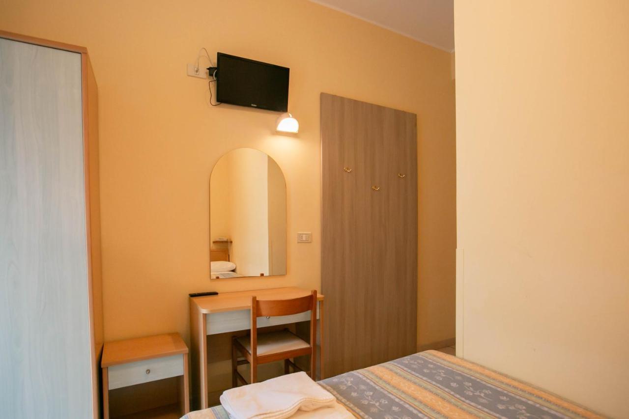 Hotel Valparaiso Rimini Exteriör bild