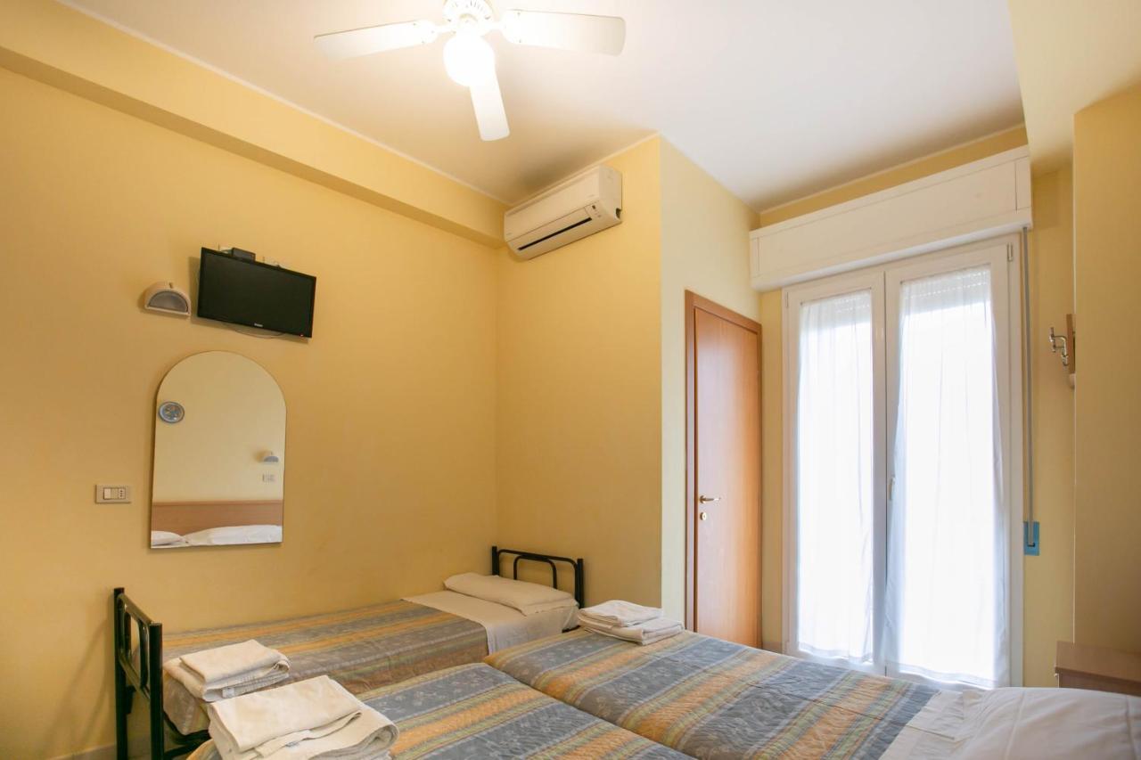 Hotel Valparaiso Rimini Exteriör bild