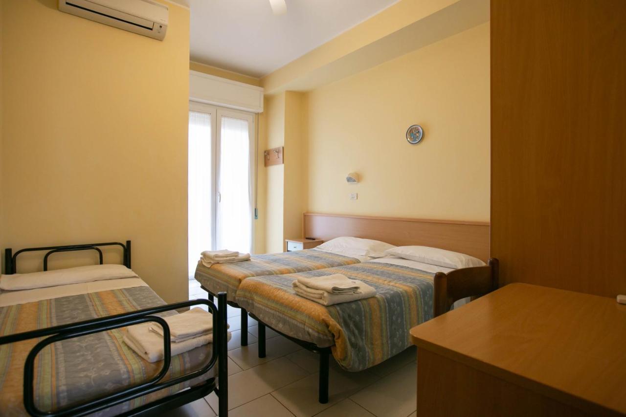 Hotel Valparaiso Rimini Exteriör bild