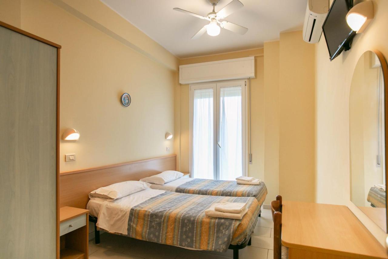 Hotel Valparaiso Rimini Exteriör bild