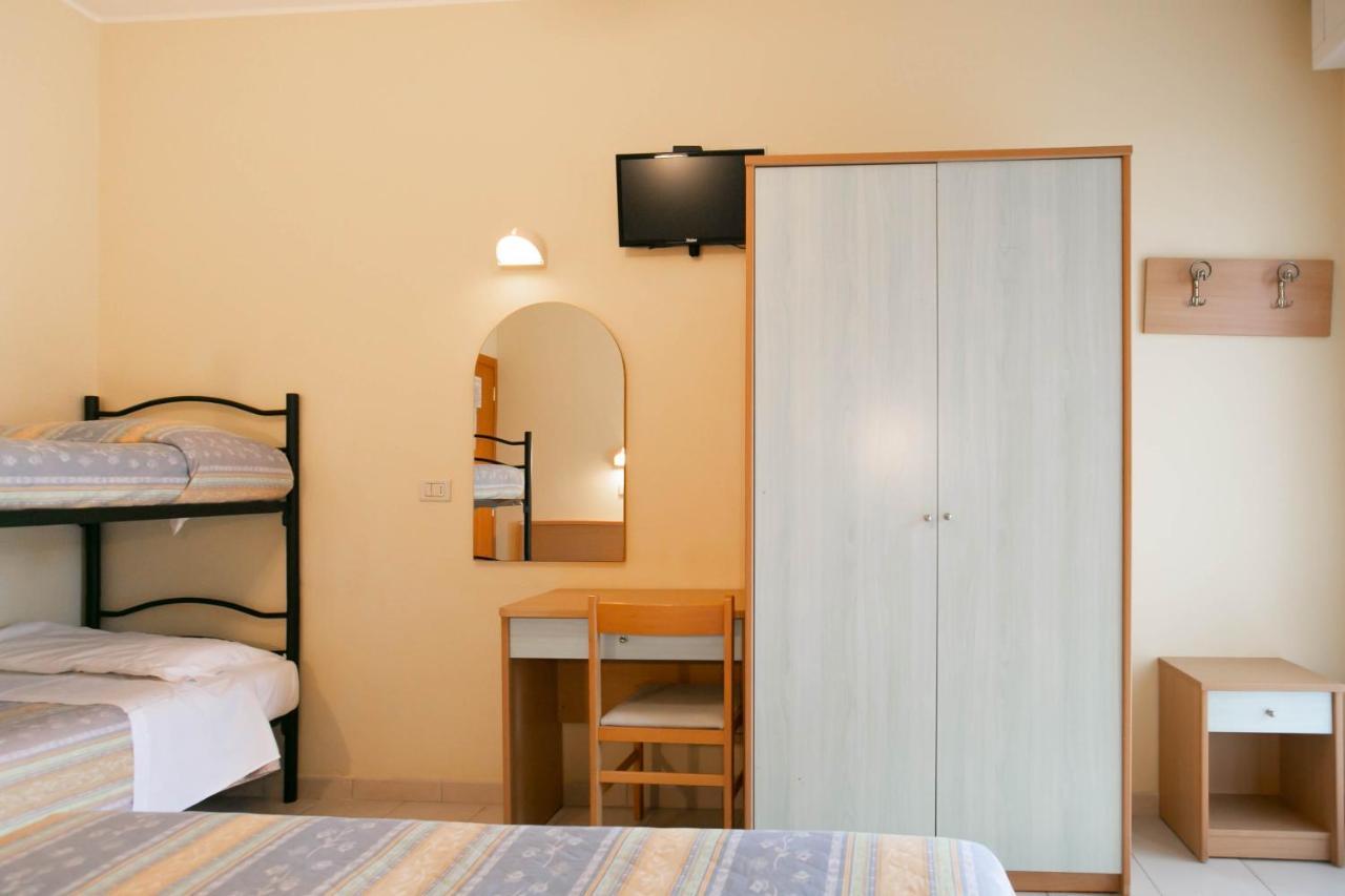 Hotel Valparaiso Rimini Exteriör bild