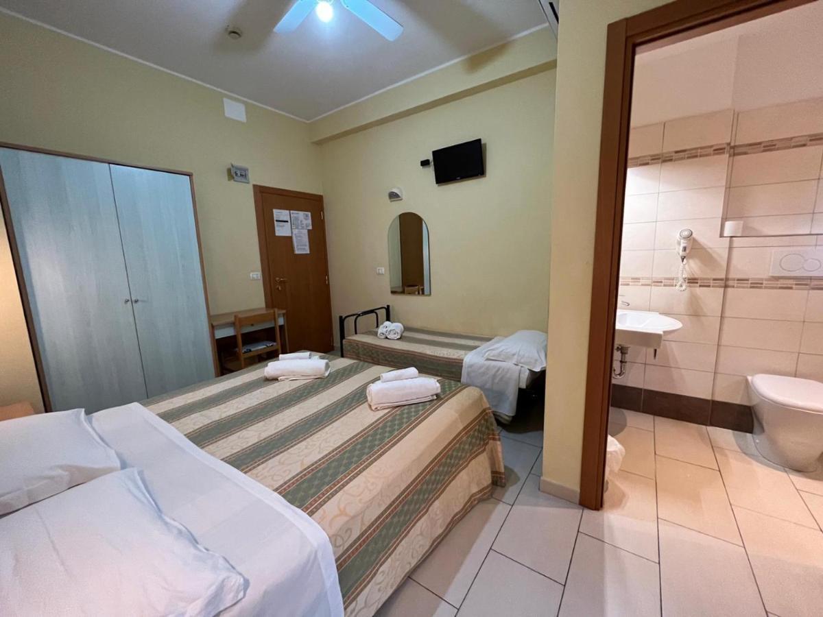 Hotel Valparaiso Rimini Exteriör bild