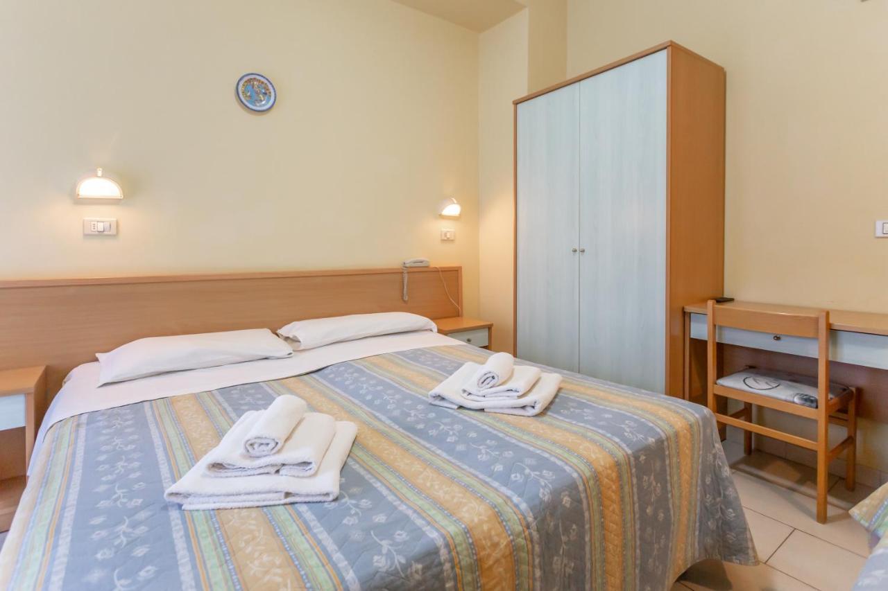Hotel Valparaiso Rimini Exteriör bild