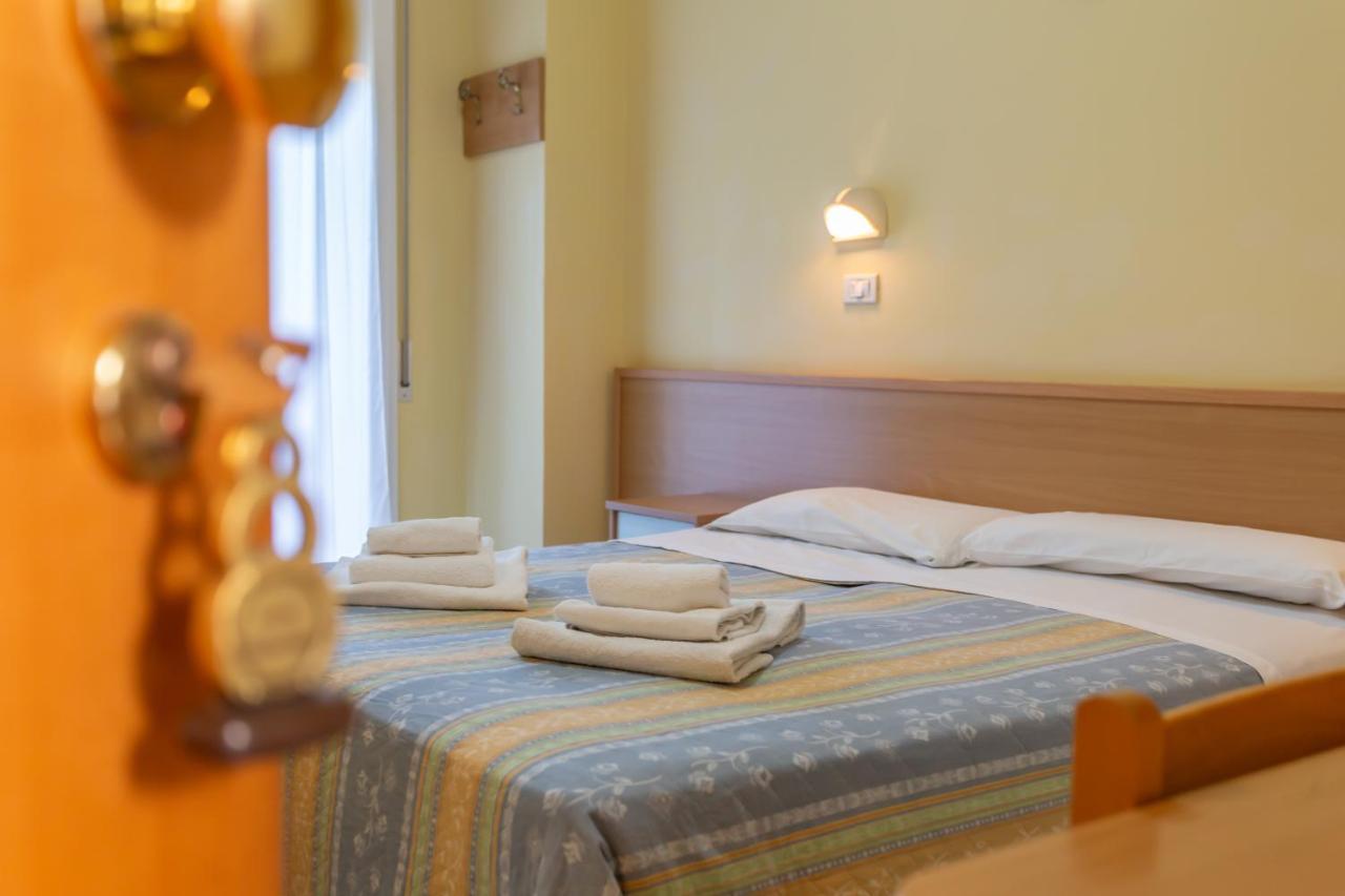 Hotel Valparaiso Rimini Exteriör bild